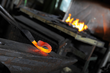 硬装手工制作铁匠,锻工 打铁工人 装蹄工 蹄铁照片