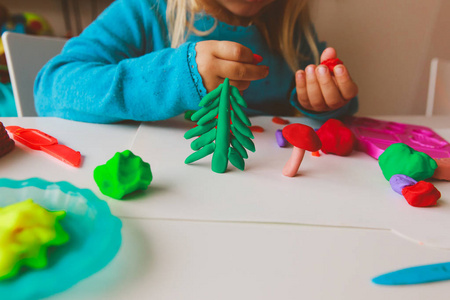 小朋友玩泥污渍图片