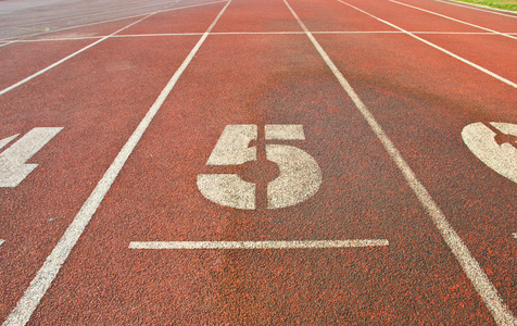 小路 track的名词复数  跑道 路径 轨道