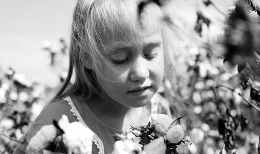 一个可爱的小女孩在户外的黑白肖像。