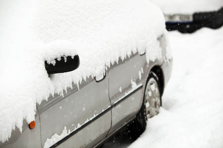 一个城市里大雪覆盖着雪的汽车