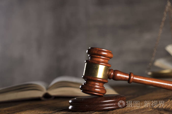 法律符号.律师事务所木制仿古桌石背景