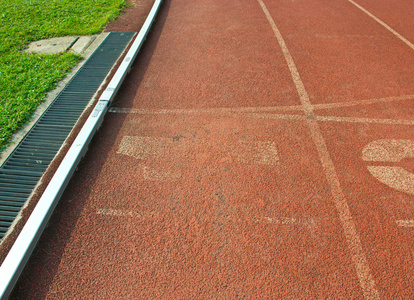 小路 track的名词复数  跑道 路径 轨道