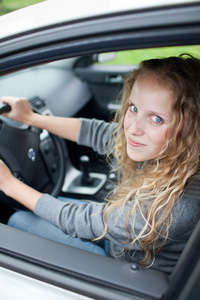 漂亮的年轻女人开着新车