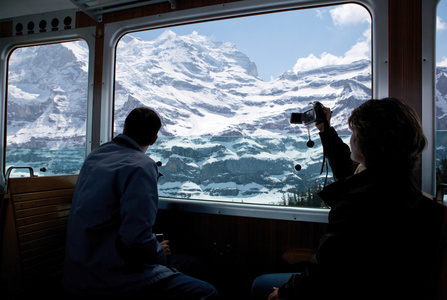 瑞士阿尔卑斯山冰川上的游客