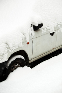 一个城市里大雪覆盖着雪的汽车