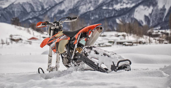 耐力 Snowbike 雪橇旅行与越野车高在山