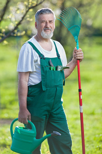 一位年长者在他的花园里园艺的肖像彩色