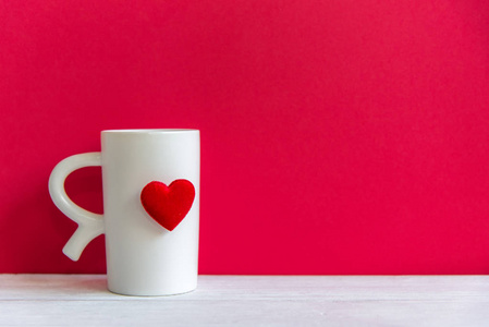 情人节与白杯咖啡红心杯, 红墙背景, 复制空间情人节概念