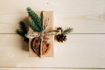 圣诞礼品装饰 冷杉枝, 曲奇饼和松树锥