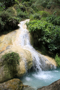 瀑布和水池