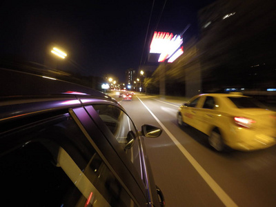 这辆车是在晚上在城市的道路上高速移动