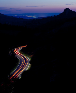 夜间山路，车辆快速行驶彩色色调图像