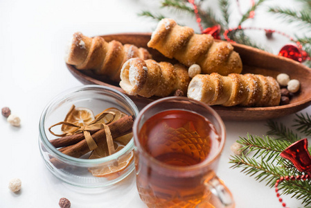 圣诞茶与糕点, 一个分支的绿色云杉, 分散饼干, 蜗牛饼干与蛋白奶油