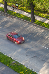 超速概念车在阳光明媚的道路上快速行驶