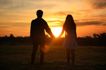 牵手爱你情侣手持晨曦之光的影象照片