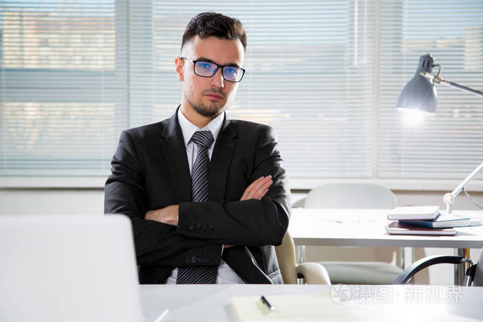 认真自信的生意人在办公室工作