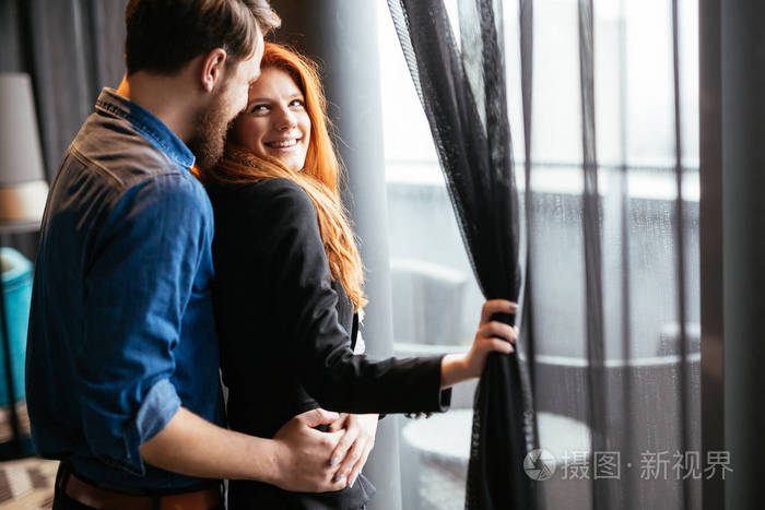 幸福的激情情侣拥抱jpg