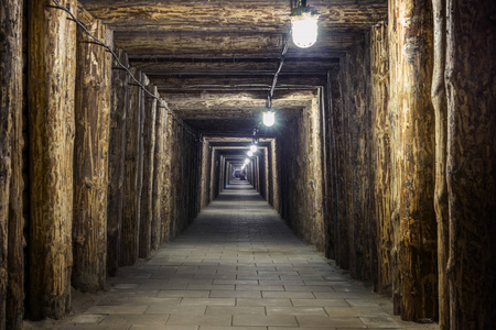 老矿井地下巷道照片
