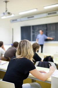 坐在教室里的年轻漂亮的女大学生