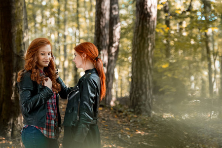 森林里的红头发女孩