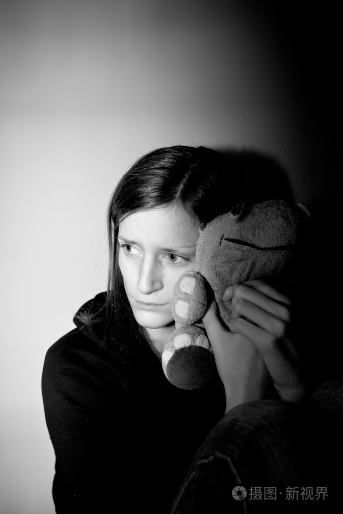 患有严重抑郁症/焦虑的年轻妇女照片-正版商用图片03r4yw-摄图新视界