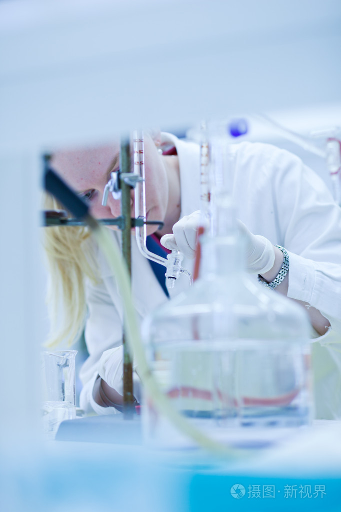 一位在实验室做研究的女性研究员的肖像