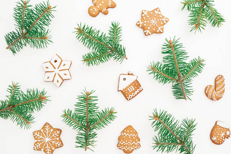 姜饼, 白色背景的冬树。圣诞节的概念。平躺, 顶部视图复制空间