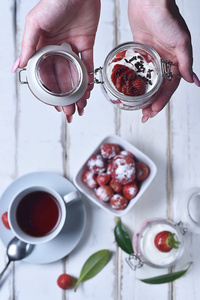 茶和草莓甜点