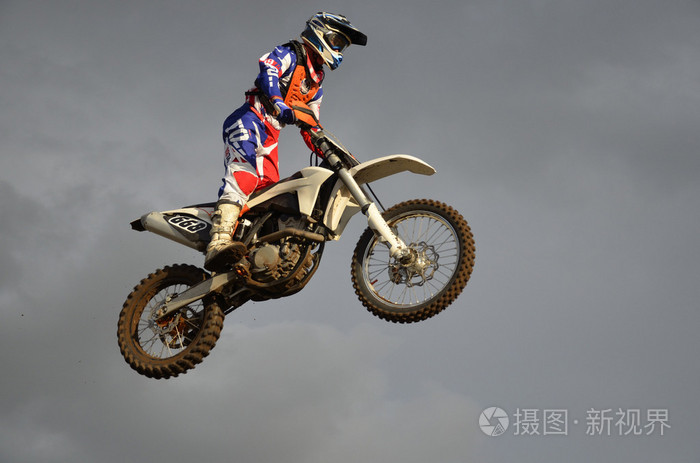 一辆摩托车上壮观的跳跃摩托车越野车手