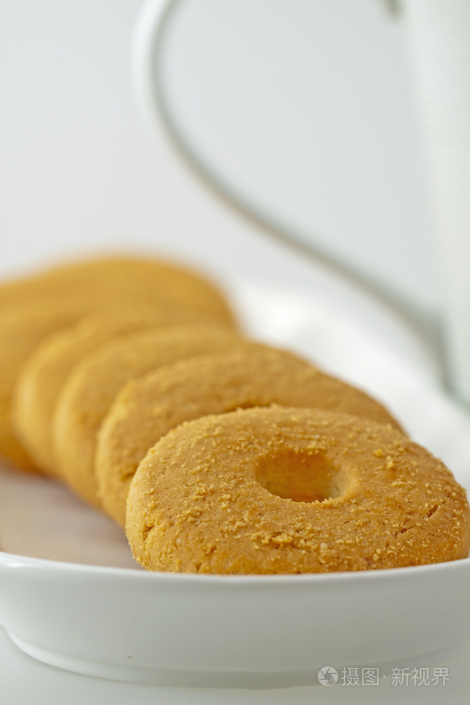  英>饼干( biscuit的名词复数 )  美>软烤饼 松饼(食用时常佐以肉汁)