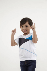 马来男孩举起他的胳膊手势1