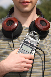 带音乐播放器和耳机的年轻人图片