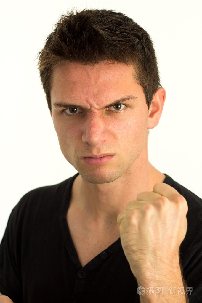 年轻人挥拳看上去非常好斗