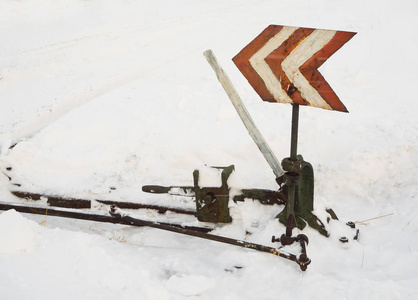 铁路道岔路径。古老的老式铁路切换轨道下厚层的积雪