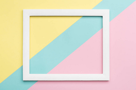 极小的几何形状和线构成与空白的图片框架照片