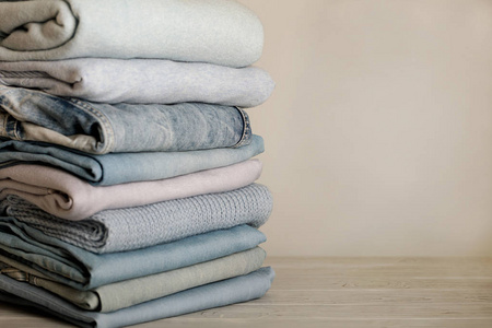 一堆牛仔裤和针织衣服(毛衣,围巾,套衫)照片