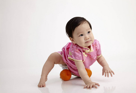中国婴儿旗袍裙摆在画室