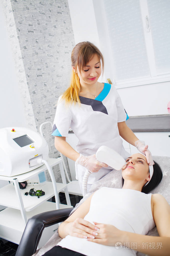 女人的腿激光头发去除脱毛在美容沙龙