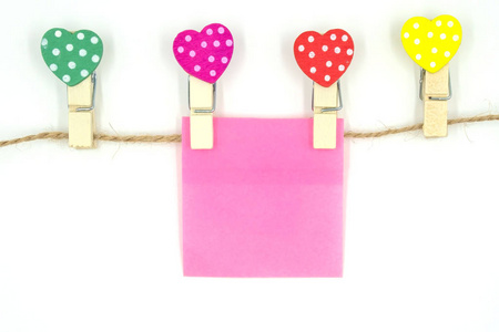 五颜六色的夹与心形设计和粉红色的纸床单和绳子的情人节概念隔离白色背景。文本和图像的空间