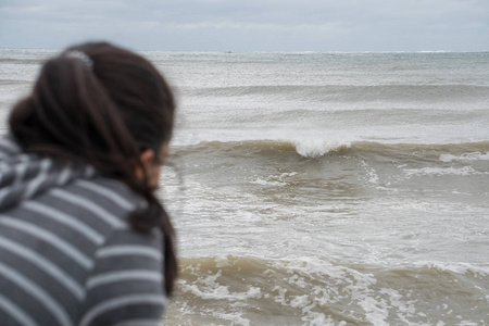 看着海浪在海滩上的小女孩的视角俯瞰大西洋