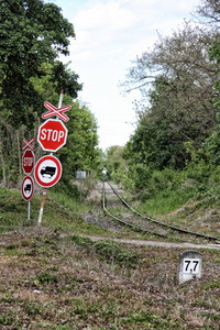 停车标志的交叉的直线铁路