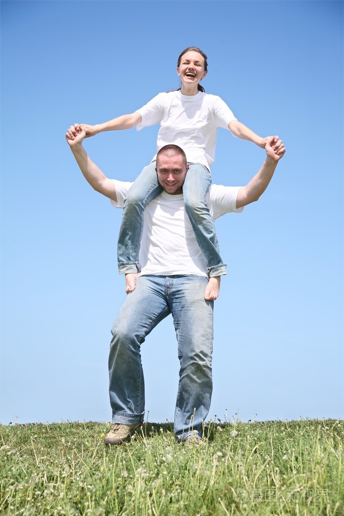 这位朋友把女朋友抱在一个白色的盒子里