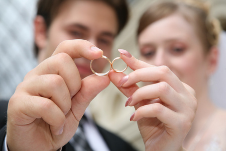 结婚夫妇带戒指