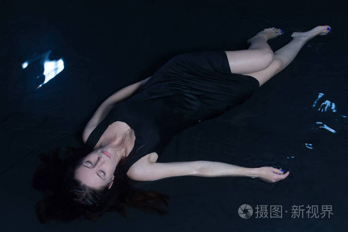 年轻女子躺在水中