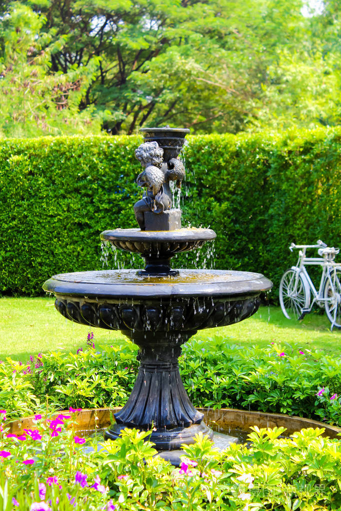 花园小喷泉和石凳绿色草坪植物乔木灌木