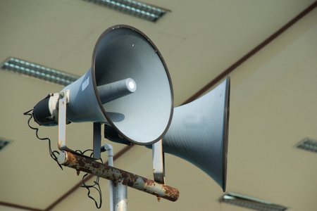 扬声器 speaker的名词复数  演讲者 议长 说某种语言的人