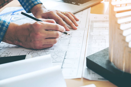 建筑师或工程师在蓝图上的室里工作.建筑师照片