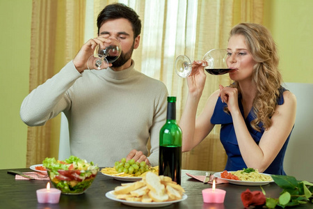在餐厅的酒对亚裔夫妇图片