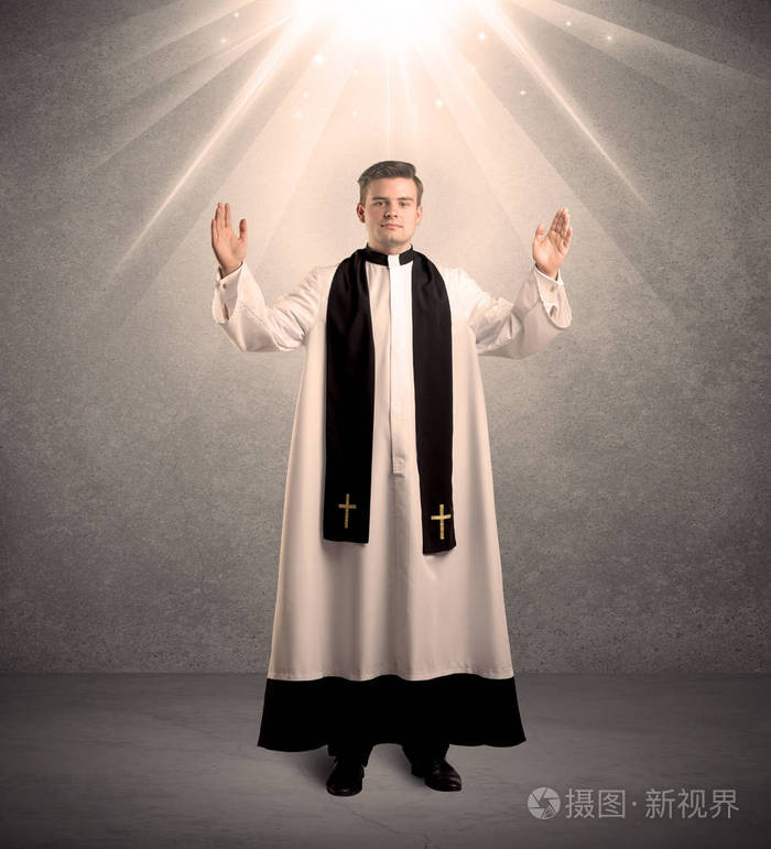 年轻的牧师在他的祝福